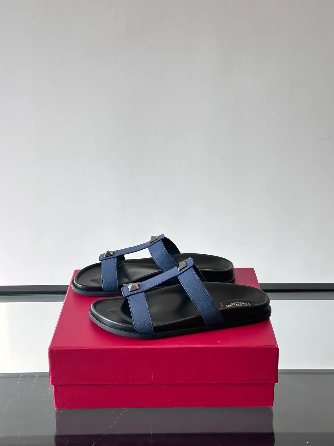Men's shoes 💰p320 "VALENTINO" Valentino Men's 🧍‍♂️ Spring and summer new style metal rivet flat slippers, elegant sandals, the same style worn by celebrities, original molding, imported calfskin. Rubber outsole. Soft and durable, full set of counter packaging size: 39-44 (customized at 38.45.46)